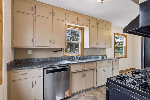 395 Eldridge Avenue W, Roseville, MN 55113