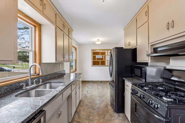 395 Eldridge Avenue W, Roseville, MN 55113