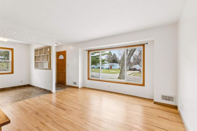 395 Eldridge Avenue W, Roseville, MN 55113