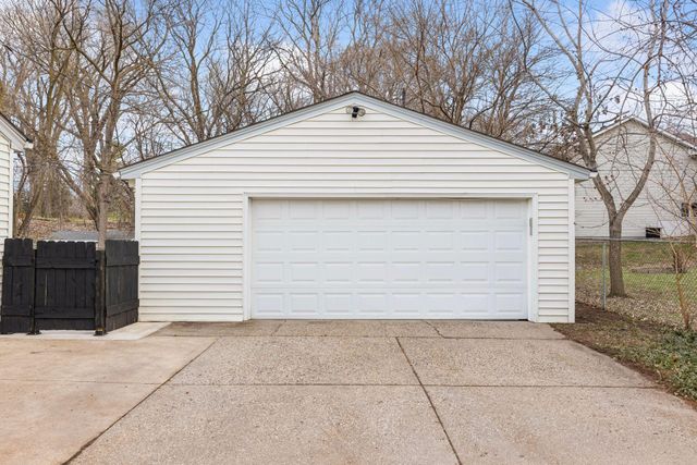 395 Eldridge Avenue W, Roseville, MN 55113