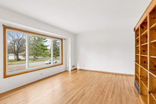 395 Eldridge Avenue W, Roseville, MN 55113