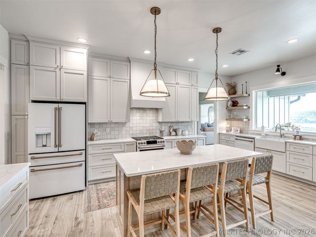 138 Eagles Nest Drive, Eufaula, OK 74432