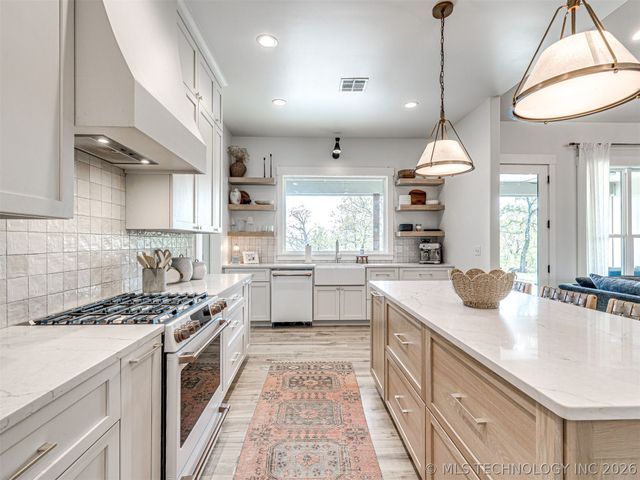 138 Eagles Nest Drive, Eufaula, OK 74432