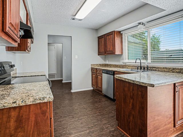 1702 Crimson Court, Arlington, TX 76018