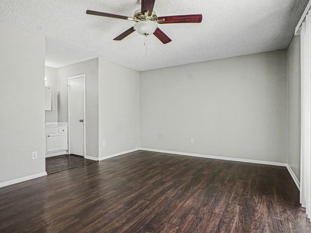 1702 Crimson Court, Arlington, TX 76018