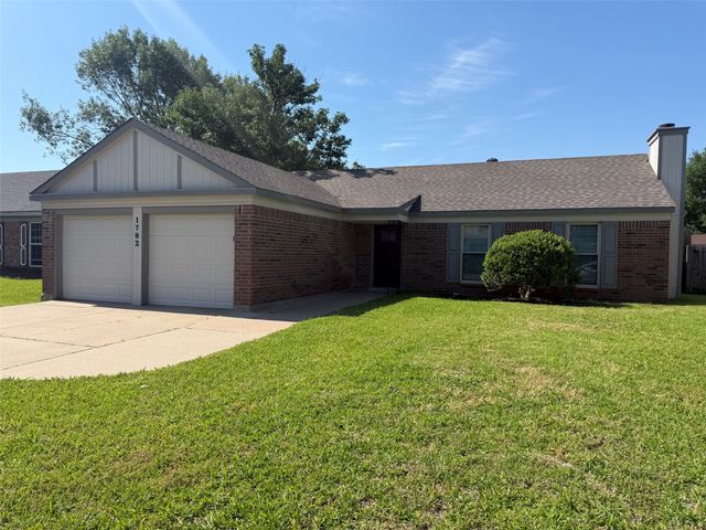 1702 Crimson Court, Arlington, TX 76018