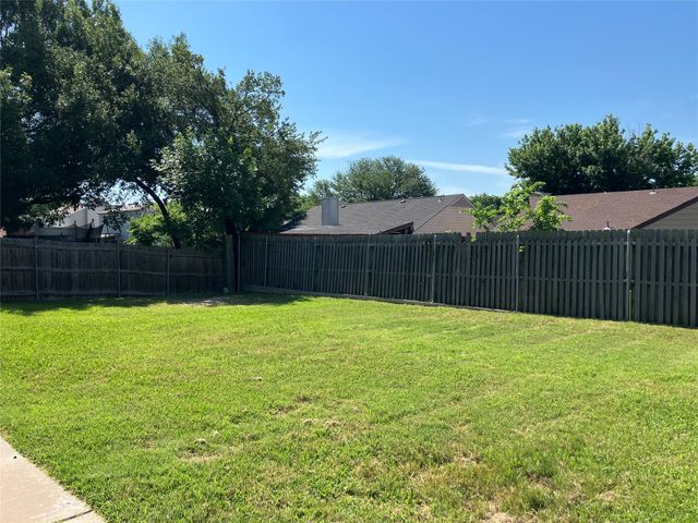 1702 Crimson Court, Arlington, TX 76018