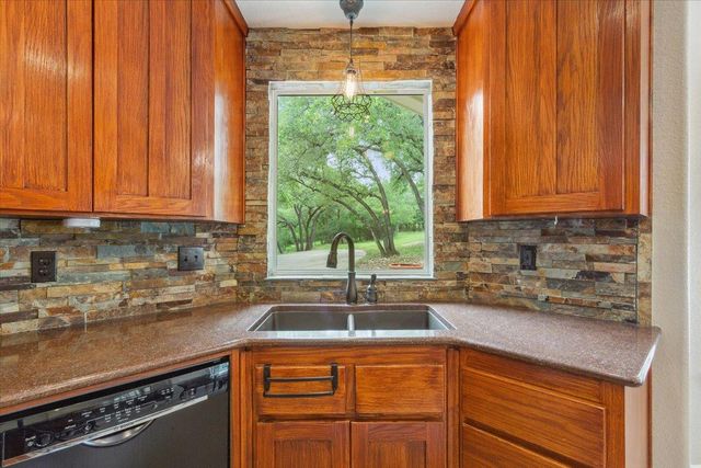 2105 Red Rock DR, Belton, TX 76513