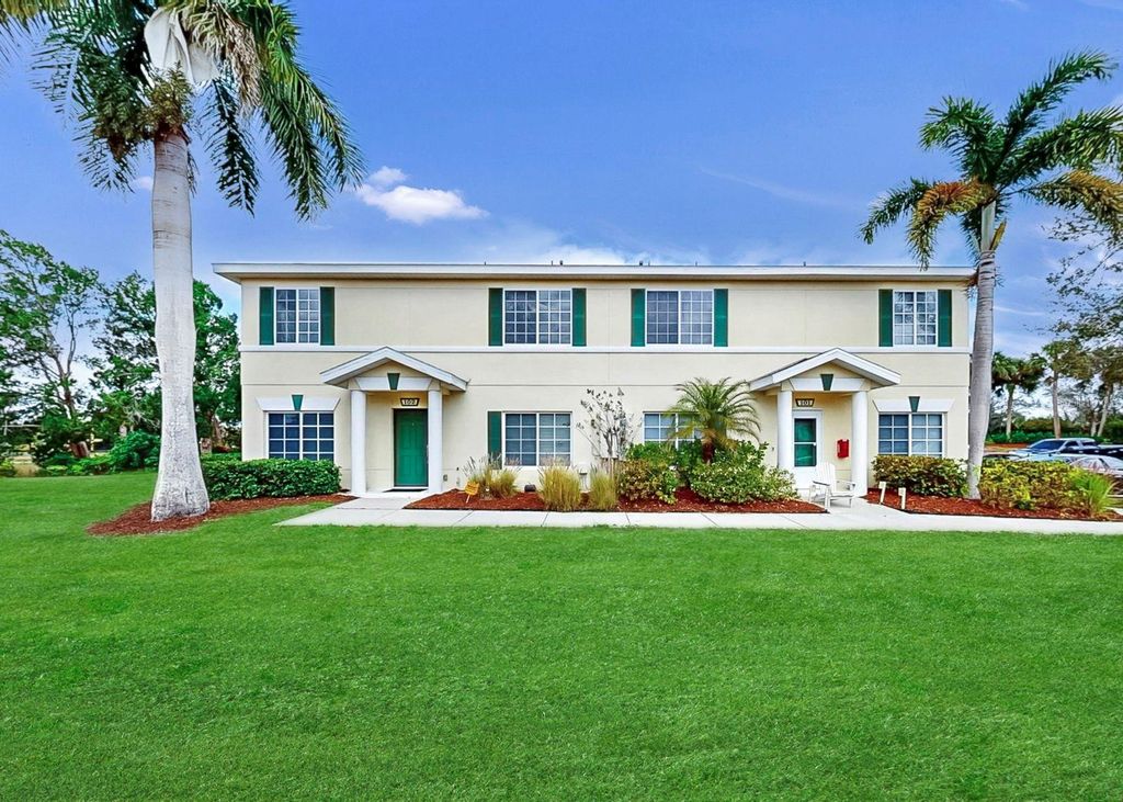 Image 2 of property listing at 208 CAPE HARBOUR LOOP 102, Bradenton, FL 34212