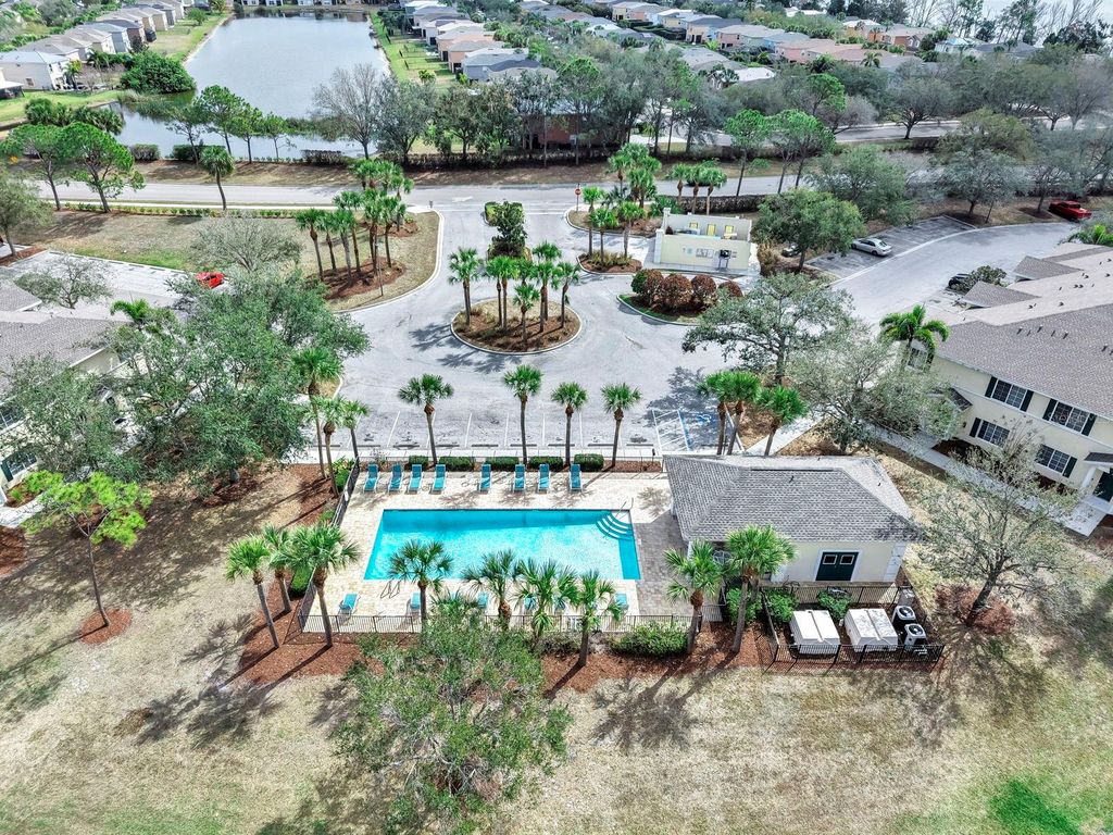 Image 30 of property listing at 208 CAPE HARBOUR LOOP 102, Bradenton, FL 34212