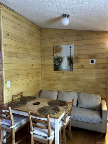 68 Oxford Circle, Neversink, NY 12759