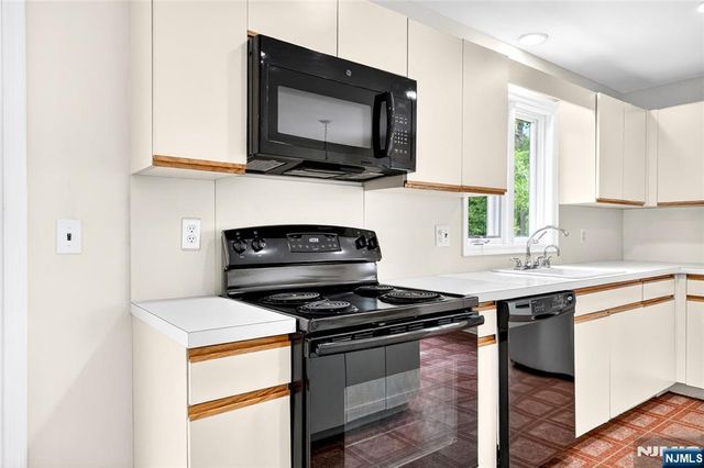 23 Peach Hill Court, Ramsey, NJ 07446