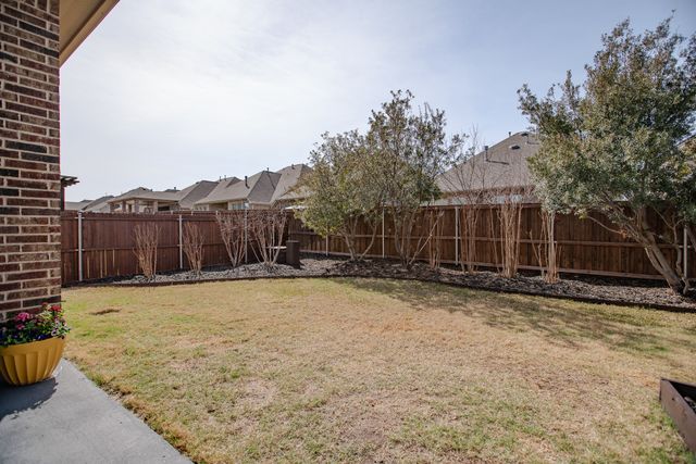 627 Bridgewater Street, Euless, TX 76039