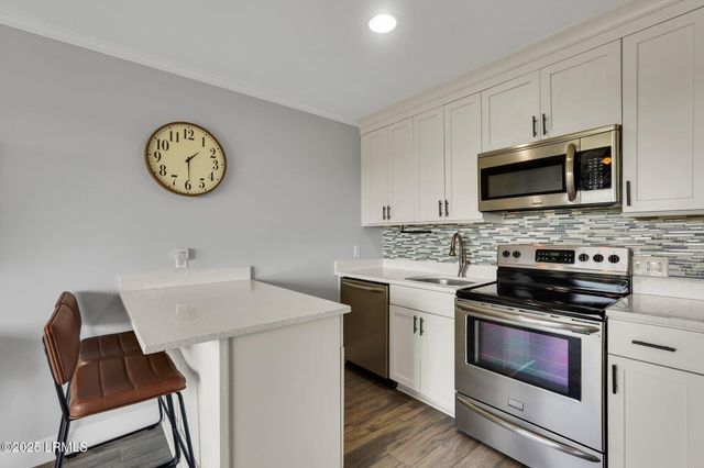 40 Folly Field Rd Apt A124, Hilton Head Island, SC 29928