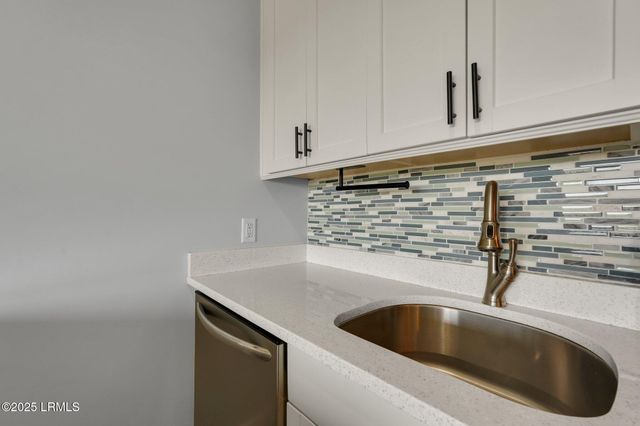 40 Folly Field Rd Apt A124, Hilton Head Island, SC 29928