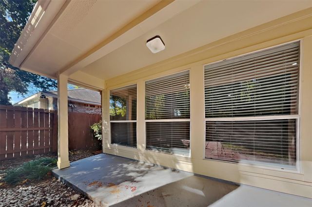 70 N Creekmist Place, Conroe, TX 77385