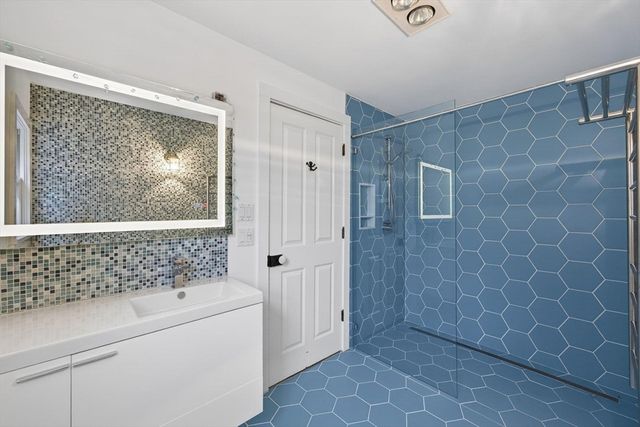 71 Commercial Street, Provincetown, MA 02657