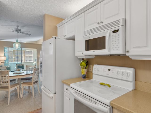 675 W Lake Jasmine Circle 208, Vero Beach, FL 32962