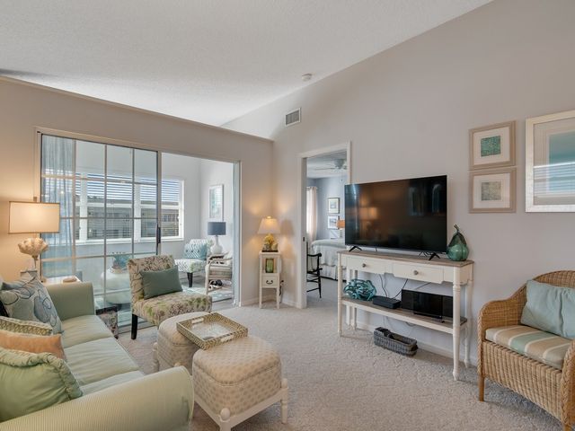 675 W Lake Jasmine Circle 208, Vero Beach, FL 32962