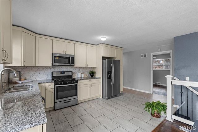 6064 W Cabanne Place, St Louis, MO 63112