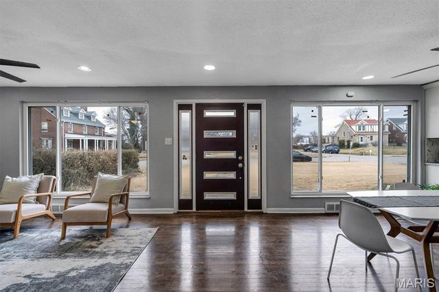 6064 W Cabanne Place, St Louis, MO 63112