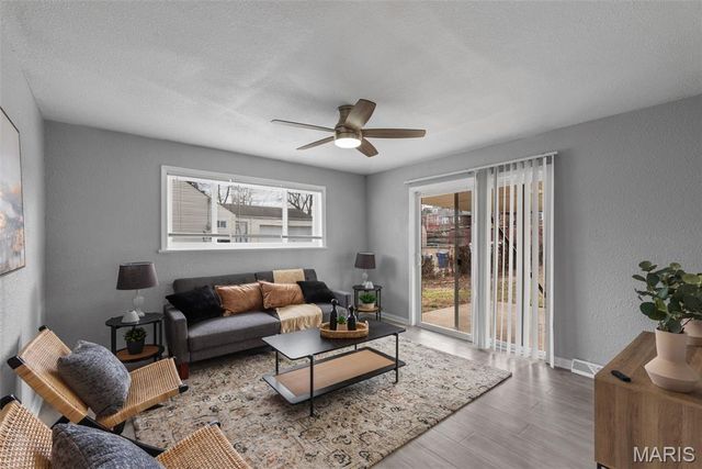 6064 W Cabanne Place, St Louis, MO 63112