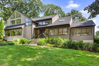 27 Stone Cabin Road, New Rochelle, NY 10801