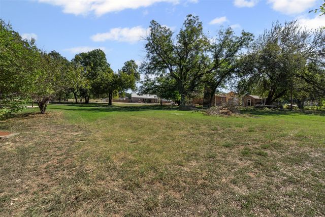 2810 Sky Harbour Drive, Granbury, TX 76049