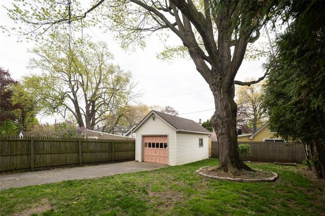 33 Wilsonia Road, Rochester, NY 14609