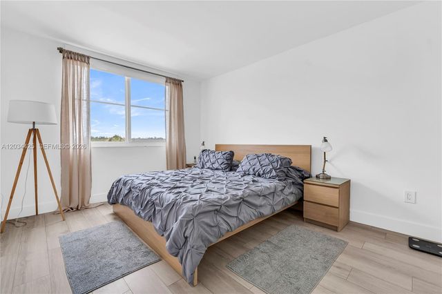 300 Bayview Dr 214, Sunny Isles Beach, FL 33160