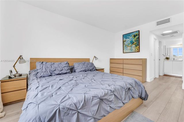 300 Bayview Dr 214, Sunny Isles Beach, FL 33160