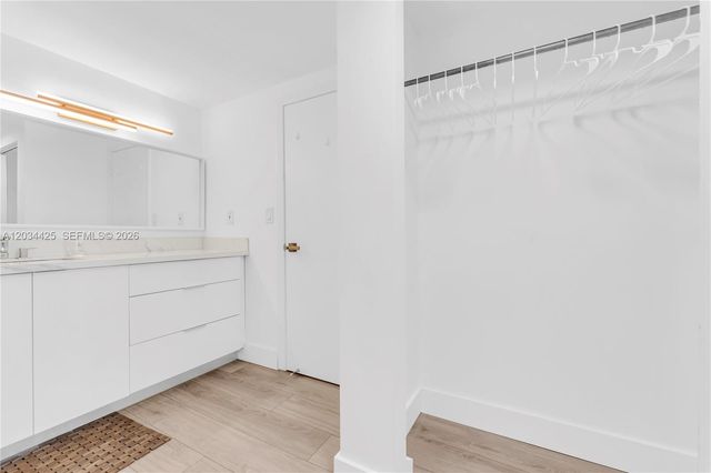300 Bayview Dr 214, Sunny Isles Beach, FL 33160