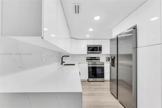 300 Bayview Dr 214, Sunny Isles Beach, FL 33160