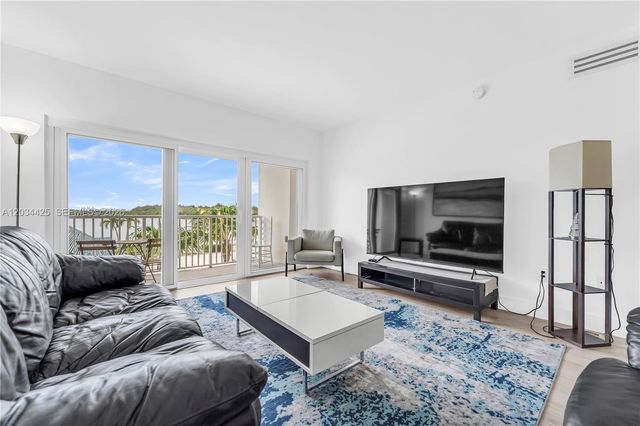 300 Bayview Dr 214, Sunny Isles Beach, FL 33160