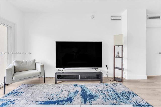 300 Bayview Dr 214, Sunny Isles Beach, FL 33160