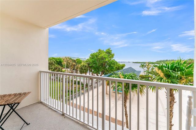 300 Bayview Dr 214, Sunny Isles Beach, FL 33160
