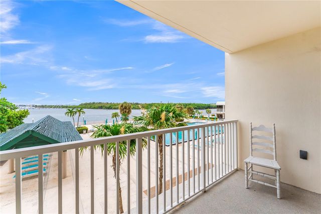 300 Bayview Dr 214, Sunny Isles Beach, FL 33160
