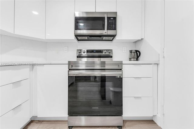 300 Bayview Dr 214, Sunny Isles Beach, FL 33160