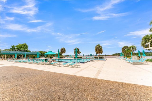 300 Bayview Dr 214, Sunny Isles Beach, FL 33160