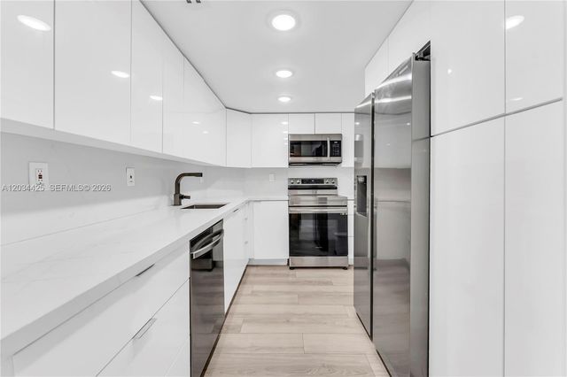 300 Bayview Dr 214, Sunny Isles Beach, FL 33160