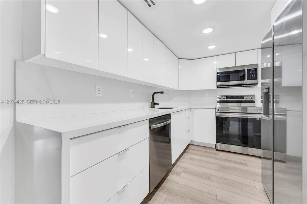 300 Bayview Dr 214, Sunny Isles Beach, FL 33160