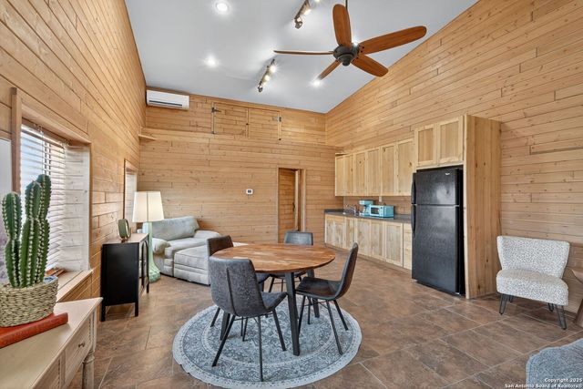 2220 FM 1343, Devine, TX 78016