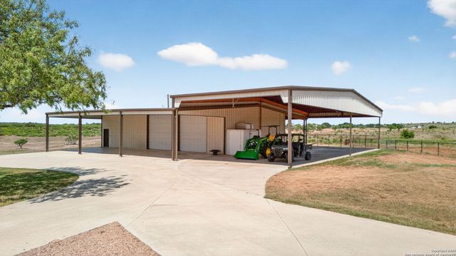 2220 FM 1343, Devine, TX 78016
