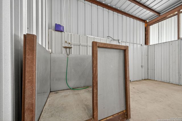 2220 FM 1343, Devine, TX 78016