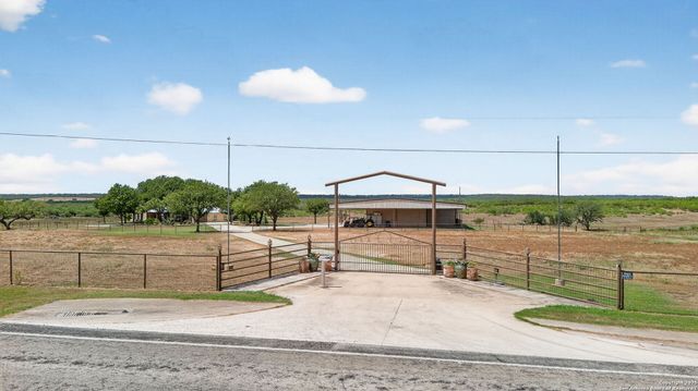 2220 FM 1343, Devine, TX 78016