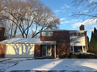 646 Peach Tree Lane, Grosse Pointe Woods, MI 48236