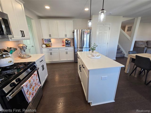 291 Quartz Way, White Lake Charter Township, MI 48386