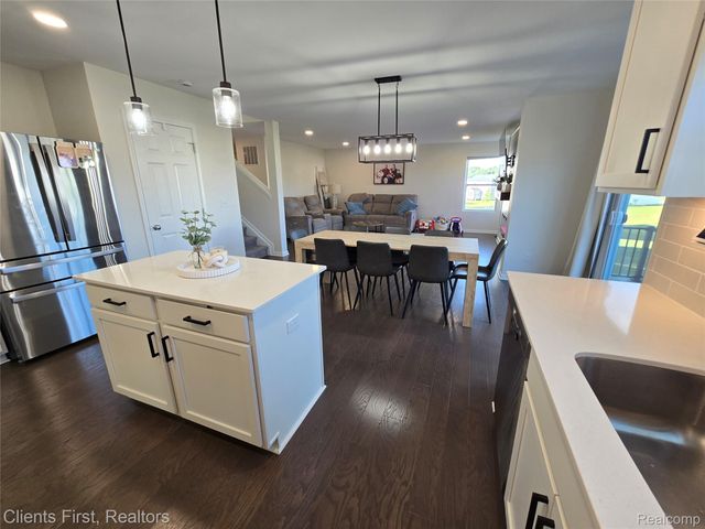 291 Quartz Way, White Lake Charter Township, MI 48386