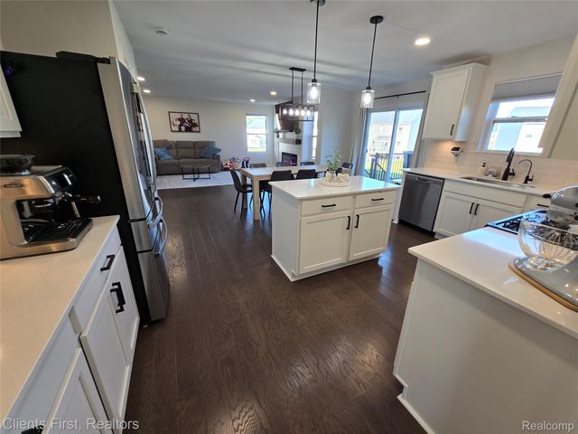 291 Quartz Way, White Lake Charter Township, MI 48386