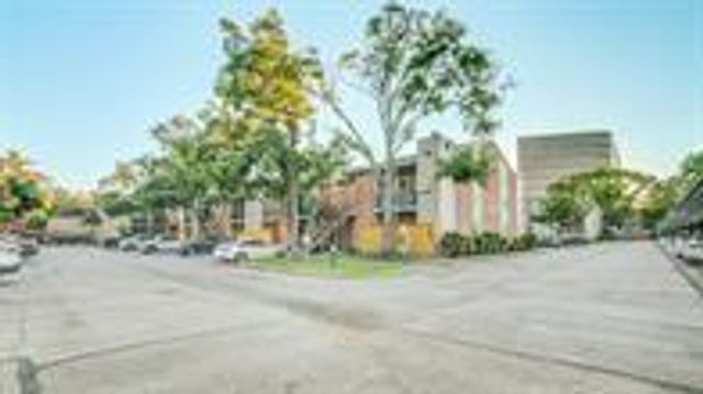 2001 Bering Drive 8J, Houston, TX 77057